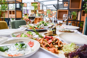 Restoran sipariş yönetim sistemi ile servis edilen mezeler ve kurulu restoran masası