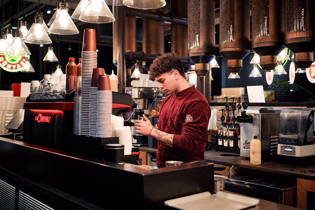 Kafe Otomasyon Sistemleri 1 Zincir kafe şubesinde bar arkası düzeni ve ürün sergileme alanı